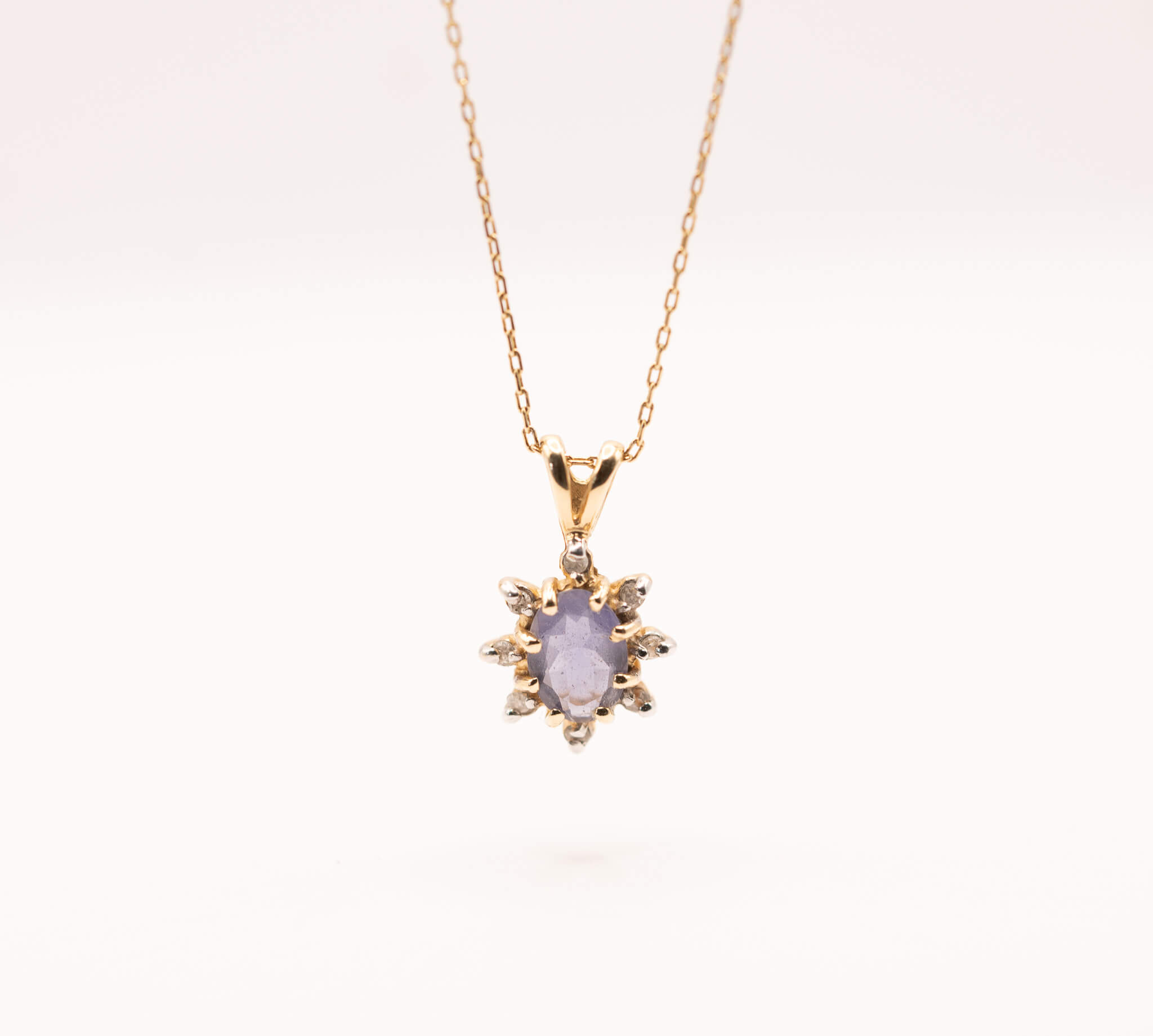 Tanzanite and diamond cluster charm made of 14 carat yellow gold
