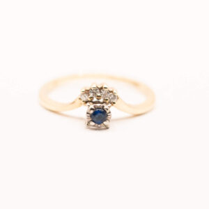 klassieke vintage ring met saffier en diamant