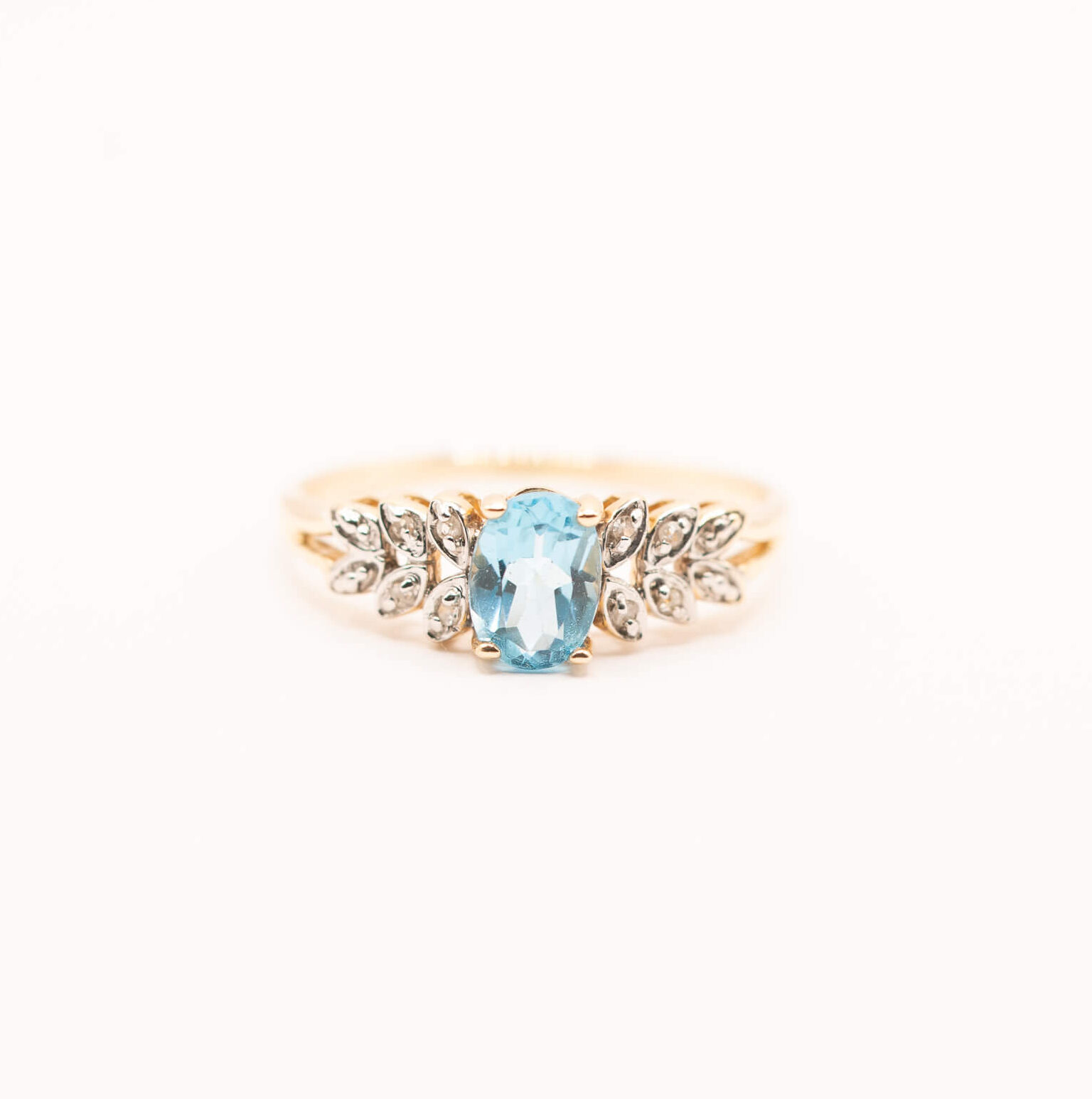 ring met aquamarijn en diamant